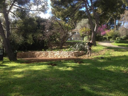 Création muret en pierres sèches à TOULON dans le VAR